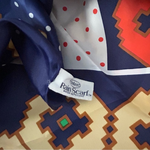 Totes Water Repellent Geometric Patterned Rain Scarf in Navy and Orange - Picture 3 of 4